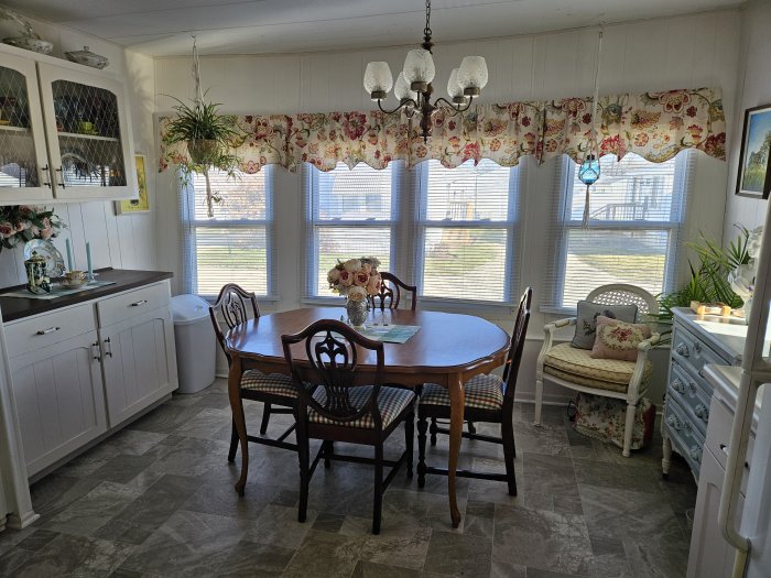 Clutter-free dining table