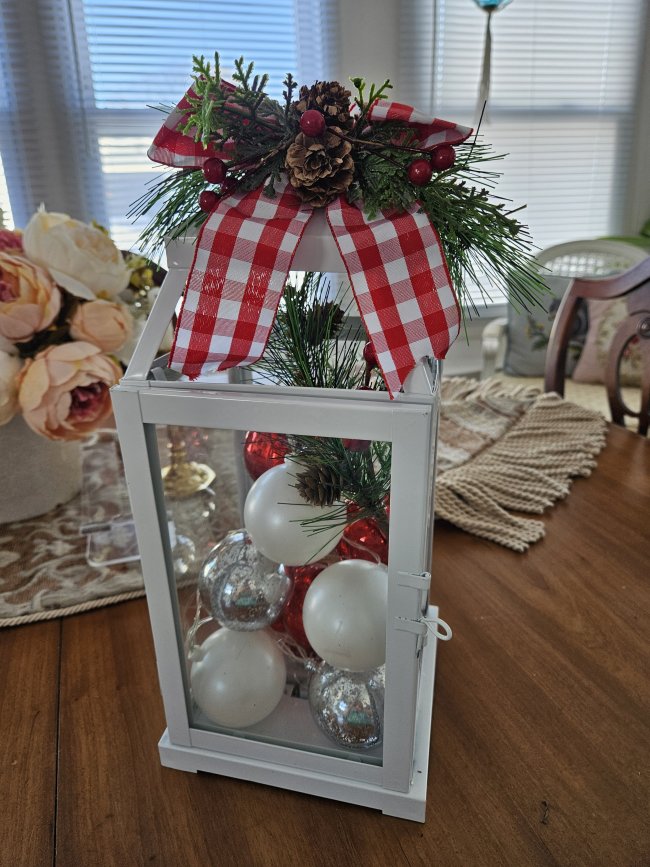 Bird-themed centerpiece