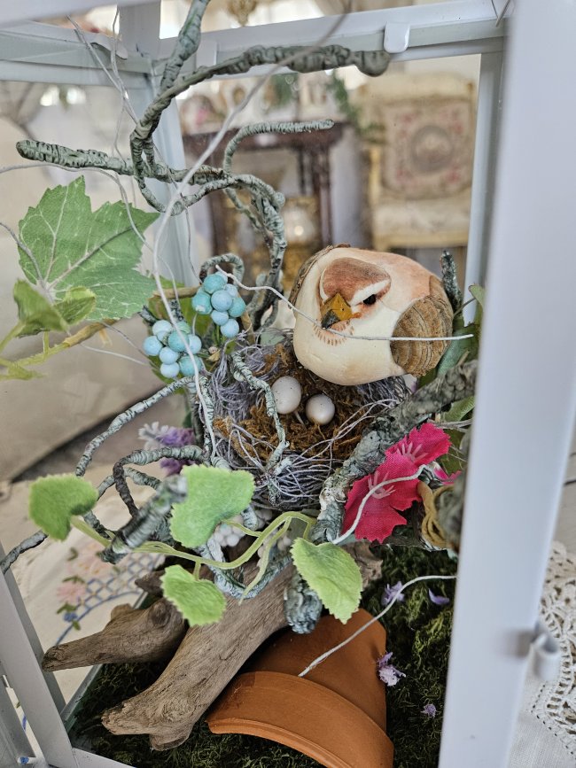 Bird-themed centerpiece