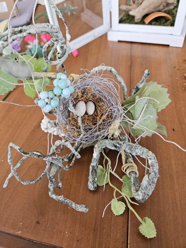 Bird-themed centerpiece