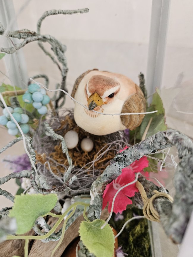 Bird-themed centerpiece