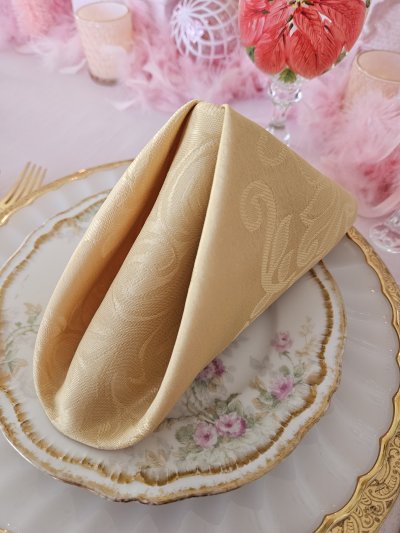 Pink Fantasy Christmas tablescape